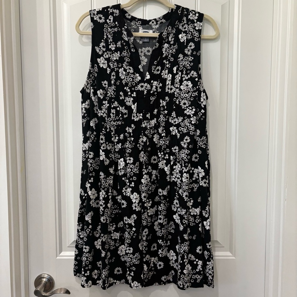 Old Navy Black & White Floral Pleated Short Dress Size LG